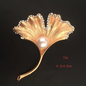 Elegant gold ginkgo leaf brooch with white pearl and crystals, 15g 6.3x4.9cm