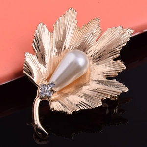 Élégante broche en feuille d'érable dorée avec perle blanche et strass brillants