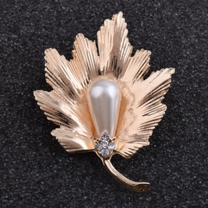 Broche Feuille d'érable en Alliage Or pour Femmes Avec Fausse Künstliche Perle Strass Broche Élégante Forme de Plante Bijoux