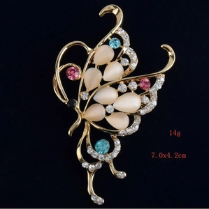 Dettaglio della spilla a farfalla con pietre occhio di gatto e strass, misura 7,0x4,2 cm