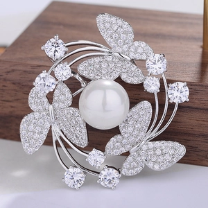 Elegante spilla a ghirlanda di farfalle argento con perla e accenti in zircone lucido