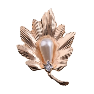 Élégante broche feuille d'érable dorée avec perle goutte et strass brillants sur fond blanc