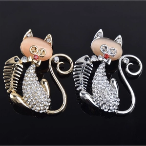 Spilla gatto creativa in opale e cristalli bianchi, disponibile in oro e argento