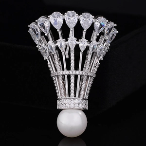 Broche badminton exquise avec plumes en zircon et perle blanche sur velours noir