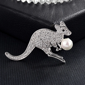 Détail d'une broche kangourou argentée avec zircons pavés et une grande perle blanche ronde