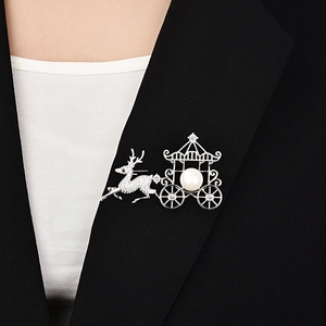 Vue macro d'une broche cerf en argent avec perle et zircon sur un blazer noir élégant