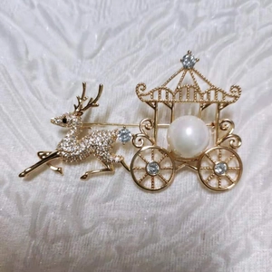 Broche carrosse avec cerf et perle dorée ornée de zircons cubiques scintillants