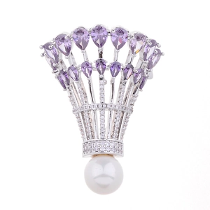 Vue détaillée de la broche badminton avec plumes en zircone violette et perle blanche