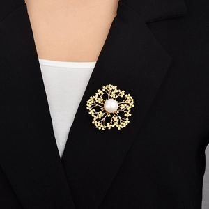 Detailansicht der Kamelien-Brosche mit großer Perle und Zirkon auf einem Blazer Revers