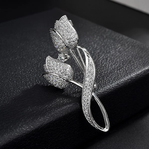 Broche tulipe argentée élégante avec pavé de zircons blancs et pierre centrale