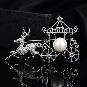 Broche calèche de cerf exquise avec zircons brillants et une grande perle blanche