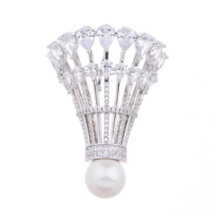 Broche badminton élégante avec pierres argentées et perle blanche sur fond blanc immaculé