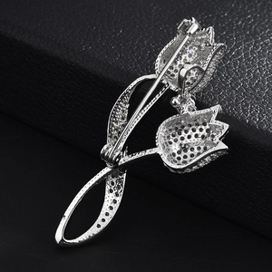 Élégante broche tulipe en zircon avec design double fleur sur fond de cuir noir