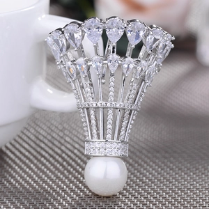 Broche Créative en Forme de Badminton pour Femmes Cuivre Zirconia Incrusté Élégante Broche en Künstliche Perle pour Costume Manteau Accessoires Bijoux Cadeau