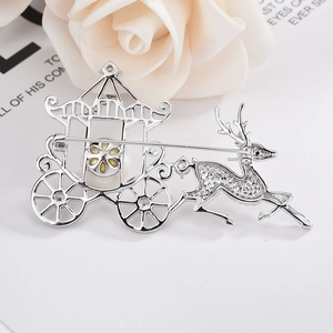 Broche calèche de cerf en argent avec zircons et perles pour décoration élégante