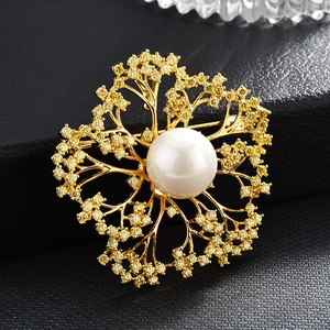 Eleganter goldener Kamelien-Brosche mit weißer Perle und gelben Kristallakzenten