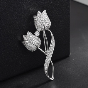 Élégante broche tulipe en argent avec cristaux de zircon brillants sur cuir noir