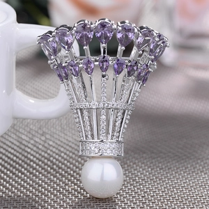 Broche badminton élégante avec pierres violettes, perle blanche et zircons plaqués argent