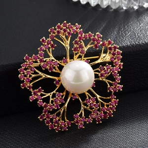 Eleganter goldener Kamelienblüten-Anstecker mit Perle und lila Zirkonia-Steinen