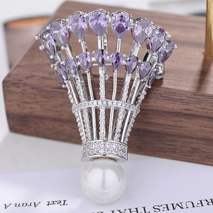 Élégante broche volant avec plumes en zircon violet et une grande perle ronde