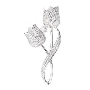 Broche tulipe argentée pour femme ornée de zircons brillants et sertissage pavé élégant