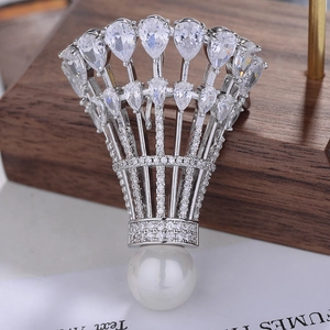 Broche élégante en forme de volant de badminton avec zircons brillants et perle blanche