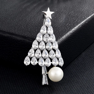 Élégante broche sapin de Noël argentée avec pierres en zircon et perle sur fond noir
