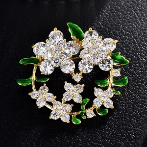 Elegante spilla a corona di fiori verdi con base dorata e cristalli per cappotti e abiti