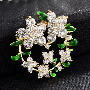 Elegante spilla a ghirlanda floreale in oro con foglie in smalto verde e zirconi