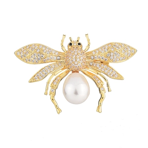 Eleganter Bienen-Anstecknadel mit Zirkonia-Flügeln und Tropfenperle auf weißem Hintergrund