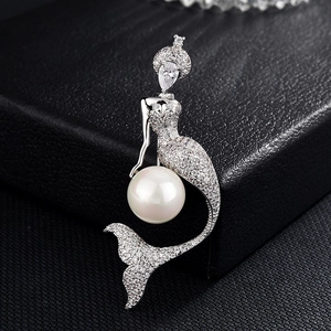Vue détaillée de la broche sirène en argent avec perle blanche et zircons brillants