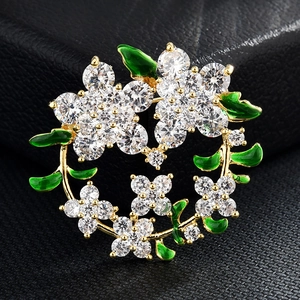 Elegante Spilla a Corona di Fiori per Donna in Rame Dorato con Zirconia e Fiori Verdi per Abito e Cappotto