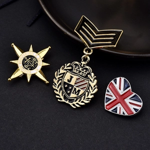 Détail de broches en métal de style vintage avec étoile dorée et motifs de drapeau