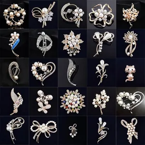 Collection of 25 elegant alloy floral pearl and rhinestone brooches for women accessories