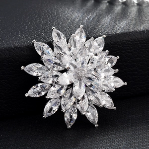 Luxury Copper Zirconia Snowflake Brooch For Women High-End Floral Pin For Suits Elegant Party Dress Accessories Jewelry Gift