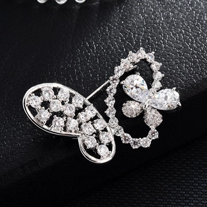 Broche papillon élégante avec zircons scintillants sur une surface en cuir noir