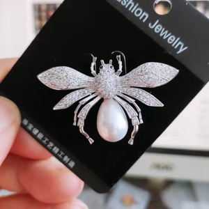 Exquisite Bienenbrosche mit Zirkonflügeln und Tropfenperle auf silberner Metallbasis