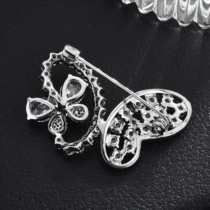 Broche papillon en argent avec zircons et épingle de sûreté sur cuir noir texturé