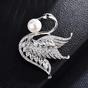 Broche élégante en forme de cygne avec perle blanche et cristaux de zircon scintillants