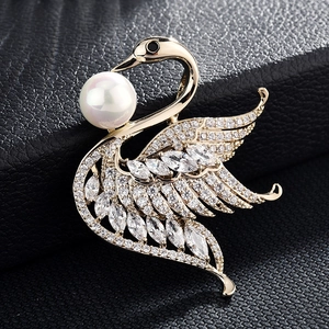 Élégante broche cygne dorée avec cristaux de zircone et perle blanche pour femmes