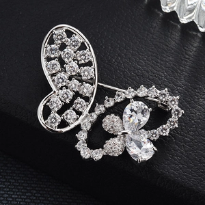 Élégante broche papillon argentée avec cristaux de zircon pour manteaux et vestes