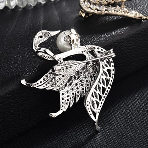Élégante broche cygne avec perle blanche et oxydes de zirconium sur alliage argenté