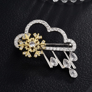 Détails de la broche nuage avec flocon doré et pendentifs goutte d'eau en cristal