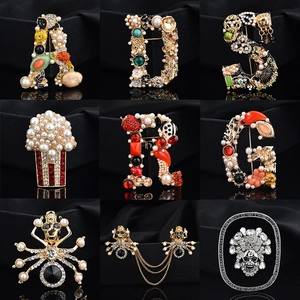 Collection de broches élégantes en or et argent avec perles et strass de formes variées