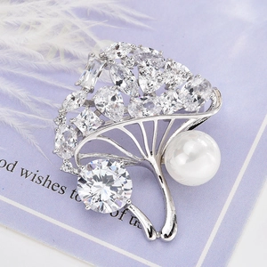 Élégante broche feuille de ginkgo argentée avec zircons brillants et perle blanche