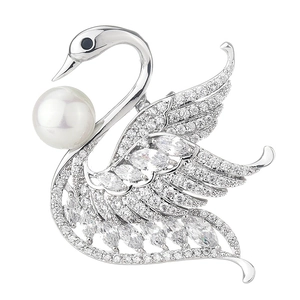Broche cygne élégante avec perles blanches et zircons scintillants sur métal argenté