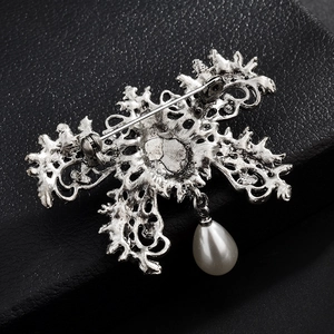 Vue macro du dos d'une broche vintage montrant le fermoir rotatif sécurisé
