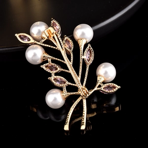 Broche branche dorée élégante avec perles blanches et accents en zircon violet