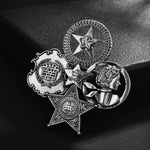 Gros plan sur une broche vintage en argent avec portrait en relief et médaillon étoile