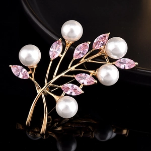 Broche branche dorée élégante avec perles blanches et cristaux de zircon rose sur noir